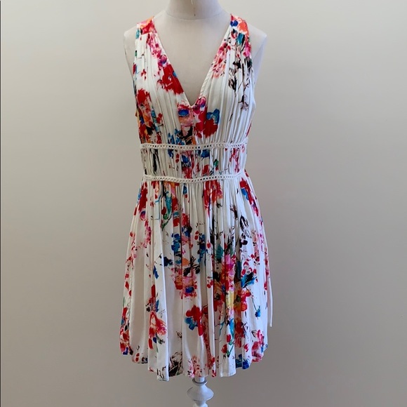 Dresses & Skirts - NWT Entro floral dress